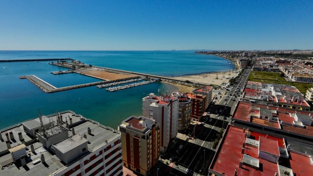 Piso reformado de 3 habitaciones 2 baños sin muebles a 100 m de la playa Acequion