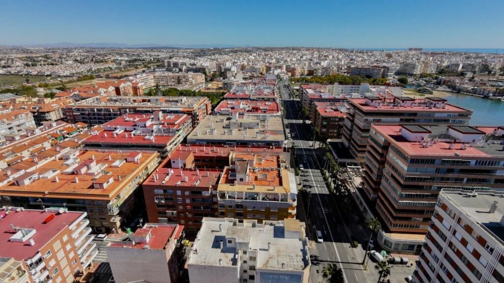 Piso reformado de 3 habitaciones 2 baños sin muebles a 100 m de la playa Acequion