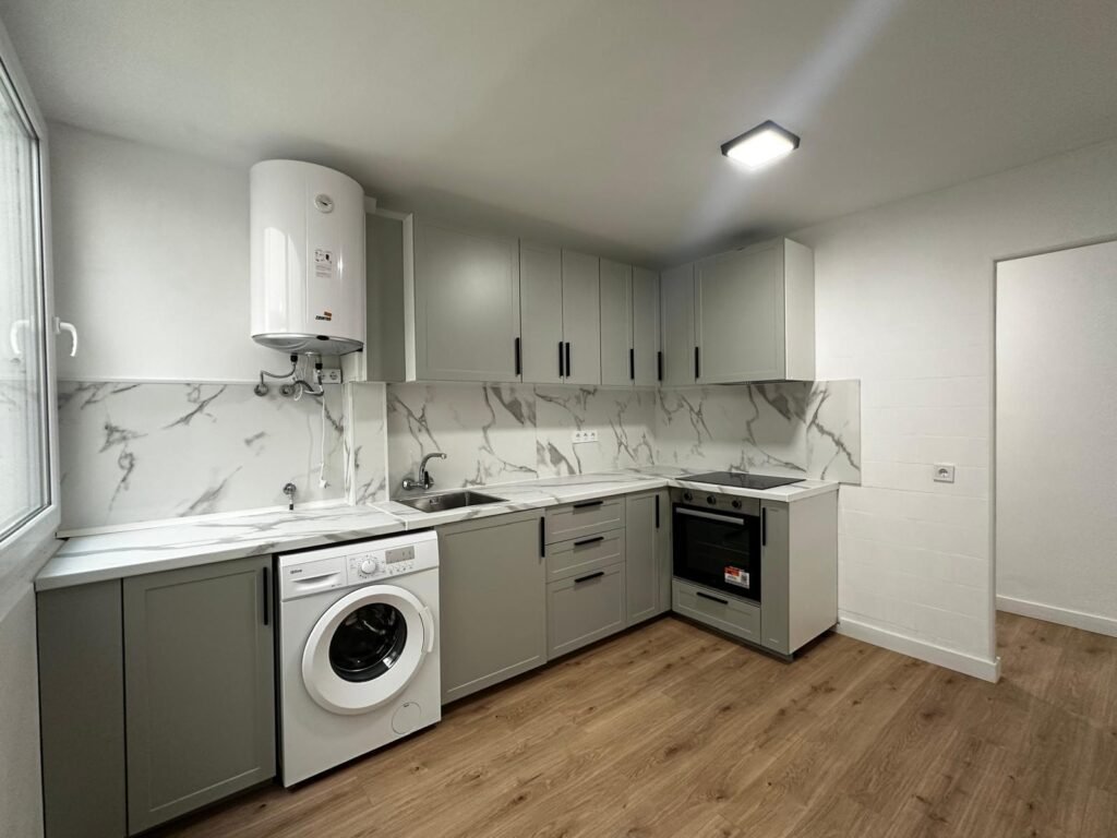 Piso reformado de 3 habitaciones 2 baños sin muebles a 100 m de la playa Acequion