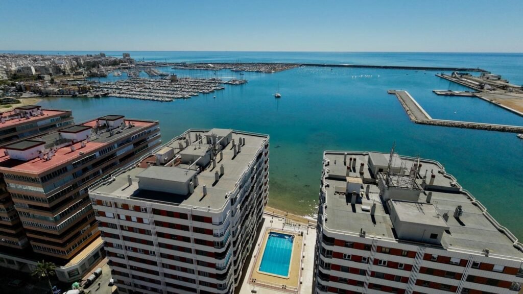 Piso reformado de 3 habitaciones 2 baños sin muebles a 100 m de la playa Acequion