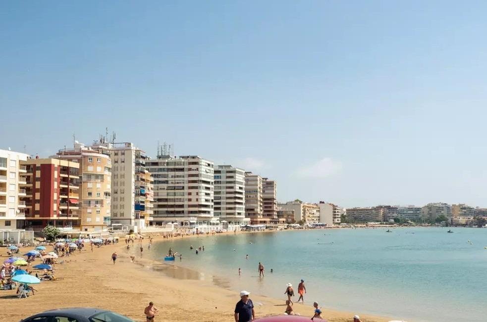 Piso reformado de 3 habitaciones 2 baños sin muebles a 100 m de la playa Acequion