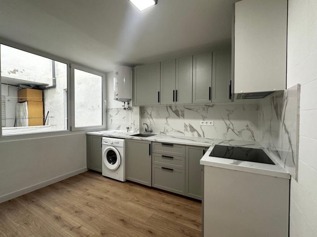 Piso reformado de 3 habitaciones 2 baños sin muebles a 100 m de la playa Acequion