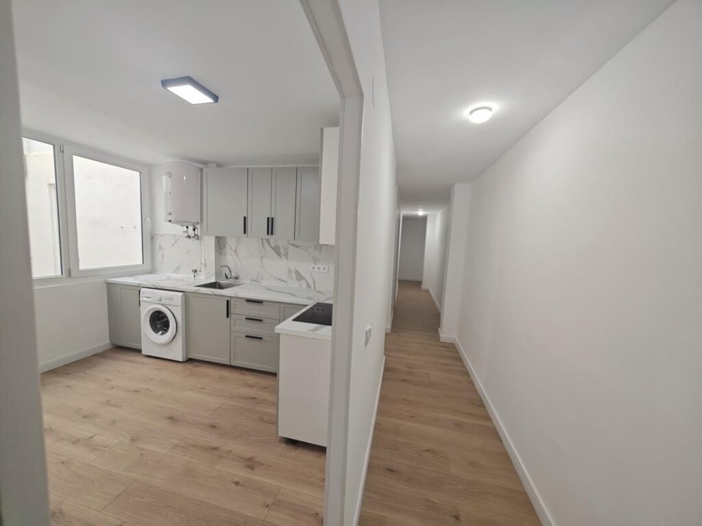 Piso reformado de 3 habitaciones 2 baños sin muebles a 100 m de la playa Acequion