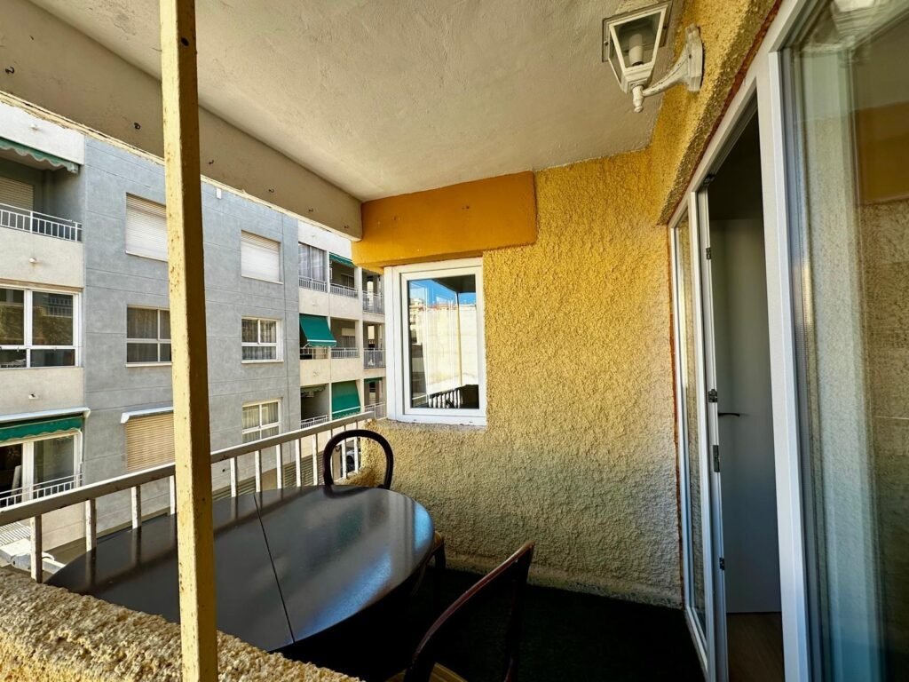 Piso reformado de 3 habitaciones 2 baños sin muebles a 100 m de la playa Acequion