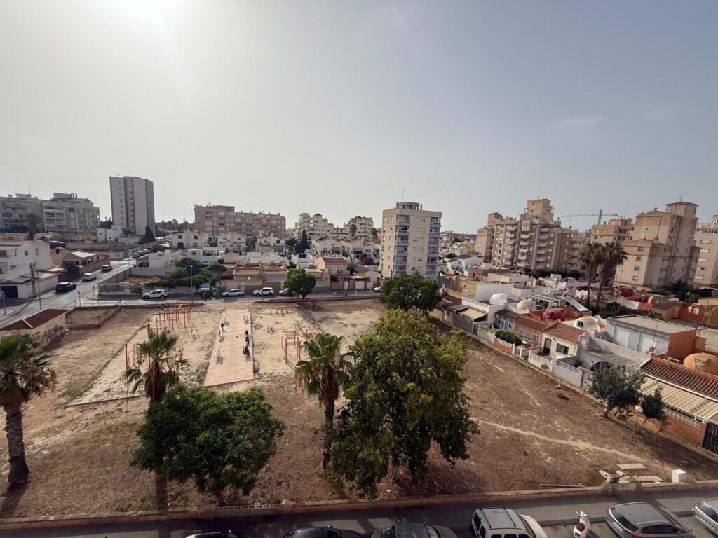OCASION !! BONITO APARTAMENTO SEMIREFORMADO : 2 HAB, 1 BAÑO, VISTAS DESPEJADAS, SOLEADO, PARKING.