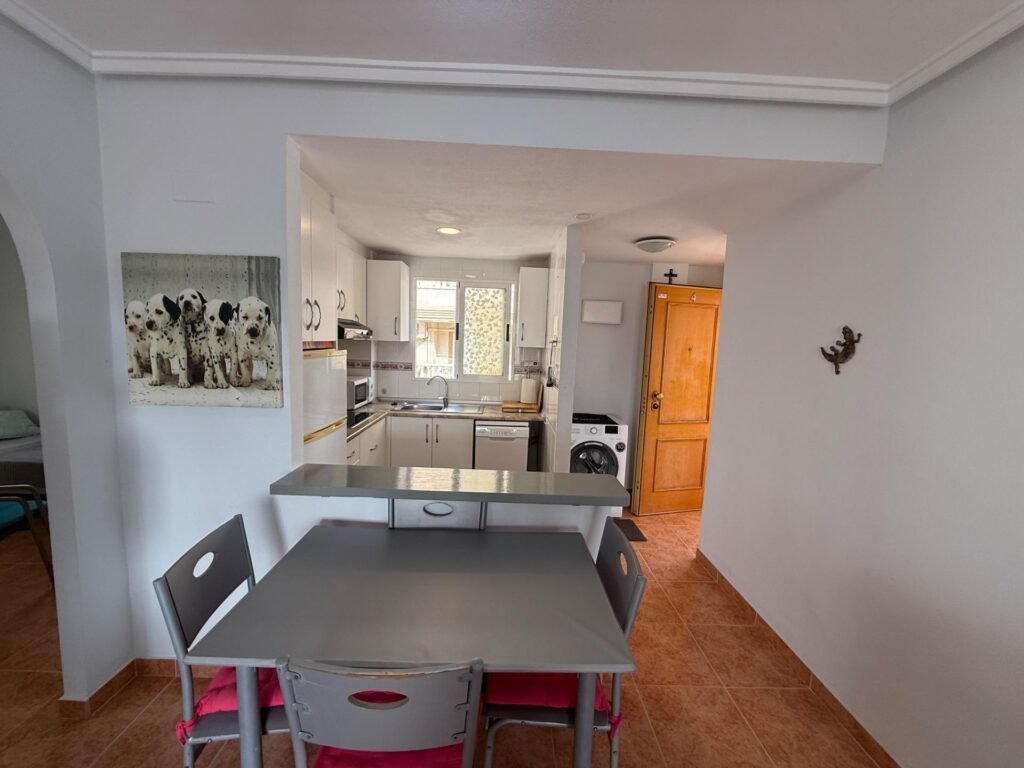 OCASION !! BONITO APARTAMENTO SEMIREFORMADO : 2 HAB, 1 BAÑO, VISTAS DESPEJADAS, SOLEADO, PARKING.