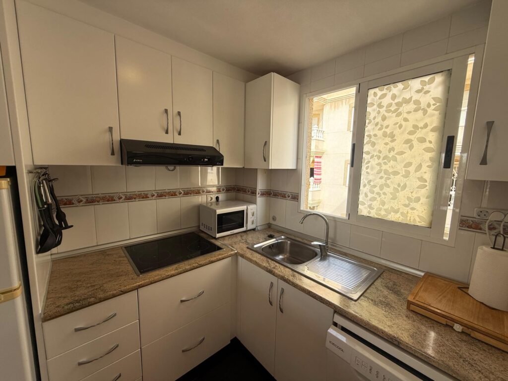OCASION !! BONITO APARTAMENTO SEMIREFORMADO : 2 HAB, 1 BAÑO, VISTAS DESPEJADAS, SOLEADO, PARKING.