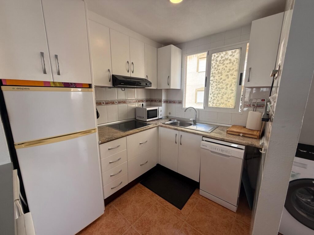 OCASION !! BONITO APARTAMENTO SEMIREFORMADO : 2 HAB, 1 BAÑO, VISTAS DESPEJADAS, SOLEADO, PARKING.