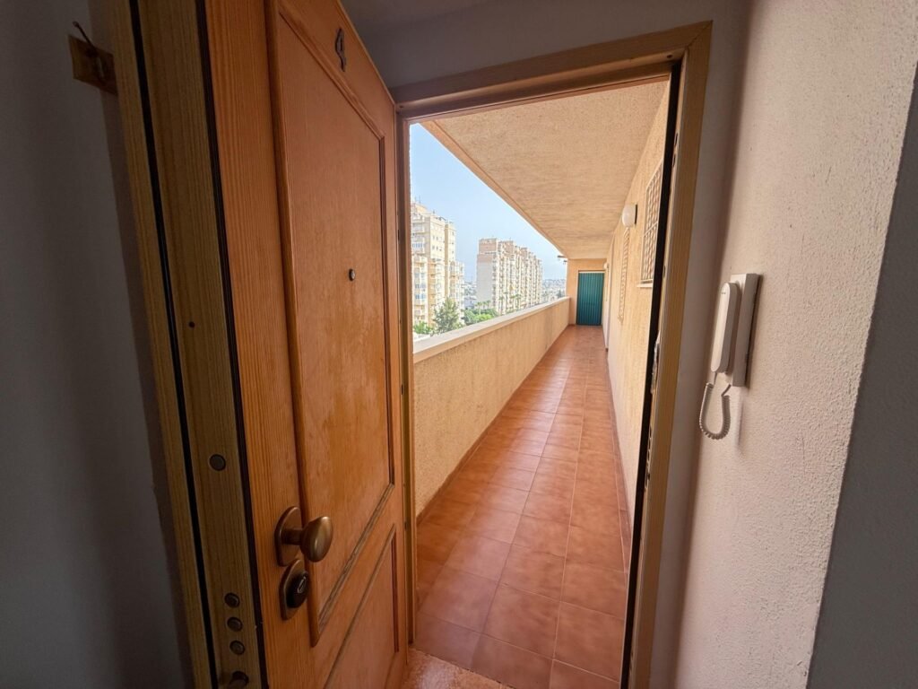 OCASION !! BONITO APARTAMENTO SEMIREFORMADO : 2 HAB, 1 BAÑO, VISTAS DESPEJADAS, SOLEADO, PARKING.