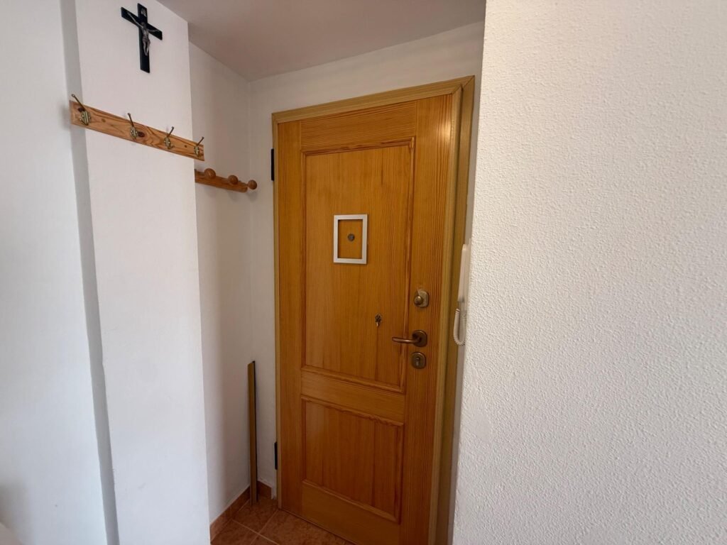 OCASION !! BONITO APARTAMENTO SEMIREFORMADO : 2 HAB, 1 BAÑO, VISTAS DESPEJADAS, SOLEADO, PARKING.