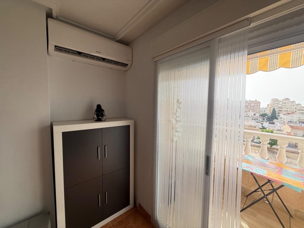 OCASION !! BONITO APARTAMENTO SEMIREFORMADO : 2 HAB, 1 BAÑO, VISTAS DESPEJADAS, SOLEADO, PARKING.