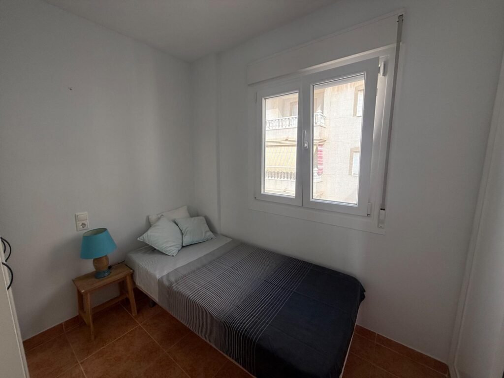 OCASION !! BONITO APARTAMENTO SEMIREFORMADO : 2 HAB, 1 BAÑO, VISTAS DESPEJADAS, SOLEADO, PARKING.
