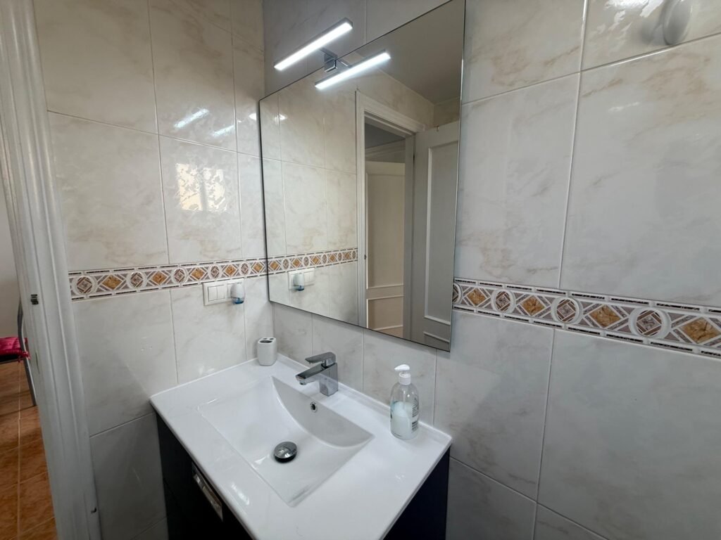 OCASION !! BONITO APARTAMENTO SEMIREFORMADO : 2 HAB, 1 BAÑO, VISTAS DESPEJADAS, SOLEADO, PARKING.