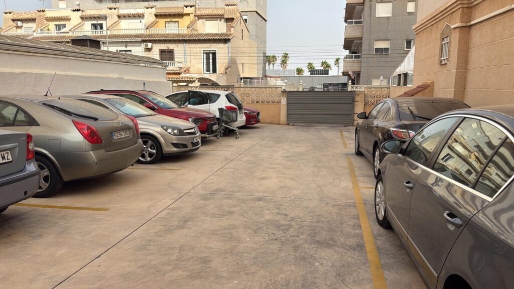 OCASION !! BONITO APARTAMENTO SEMIREFORMADO : 2 HAB, 1 BAÑO, VISTAS DESPEJADAS, SOLEADO, PARKING.