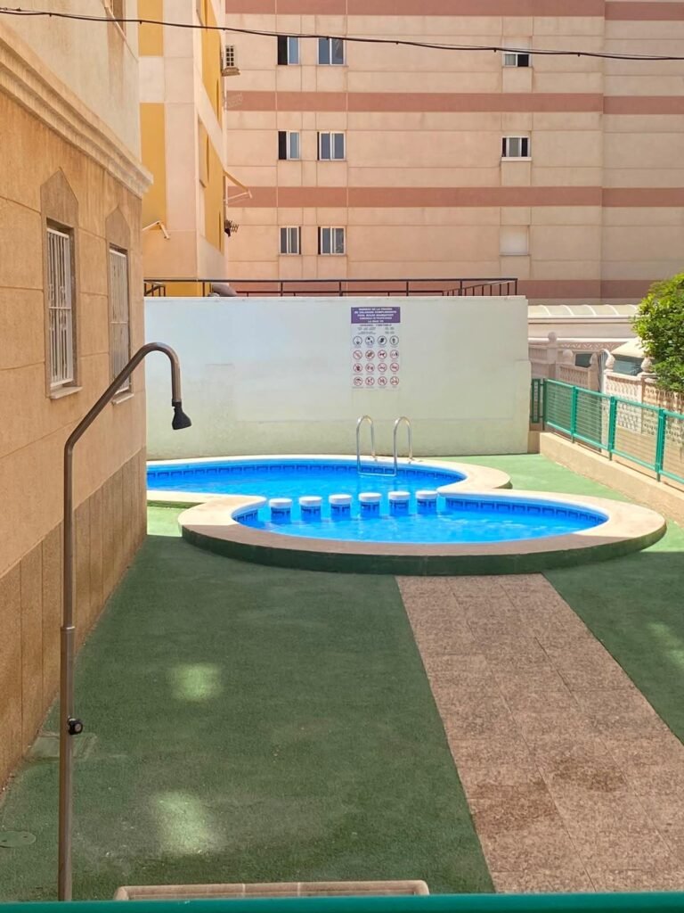 OCASION !! BONITO APARTAMENTO SEMIREFORMADO : 2 HAB, 1 BAÑO, VISTAS DESPEJADAS, SOLEADO, PARKING.