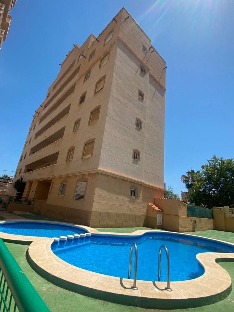 OCASION !! BONITO APARTAMENTO SEMIREFORMADO : 2 HAB, 1 BAÑO, VISTAS DESPEJADAS, SOLEADO, PARKING.