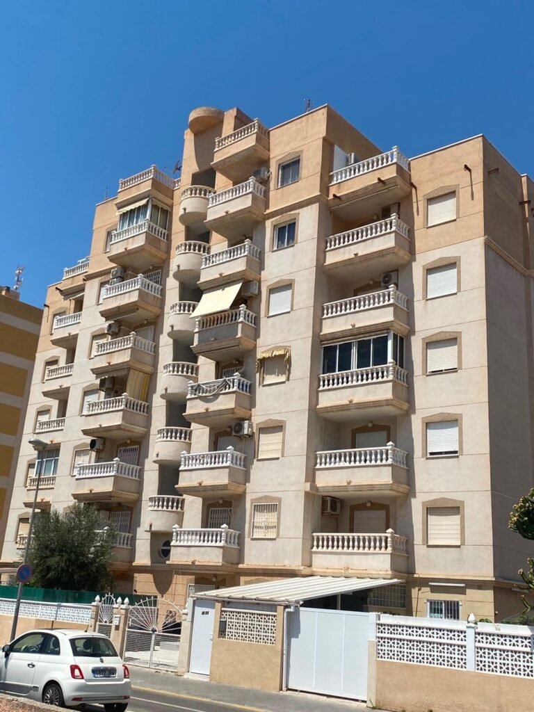 OCASION !! BONITO APARTAMENTO SEMIREFORMADO : 2 HAB, 1 BAÑO, VISTAS DESPEJADAS, SOLEADO, PARKING.