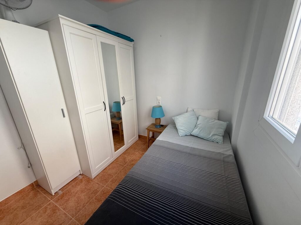 OCASION !! BONITO APARTAMENTO SEMIREFORMADO : 2 HAB, 1 BAÑO, VISTAS DESPEJADAS, SOLEADO, PARKING.