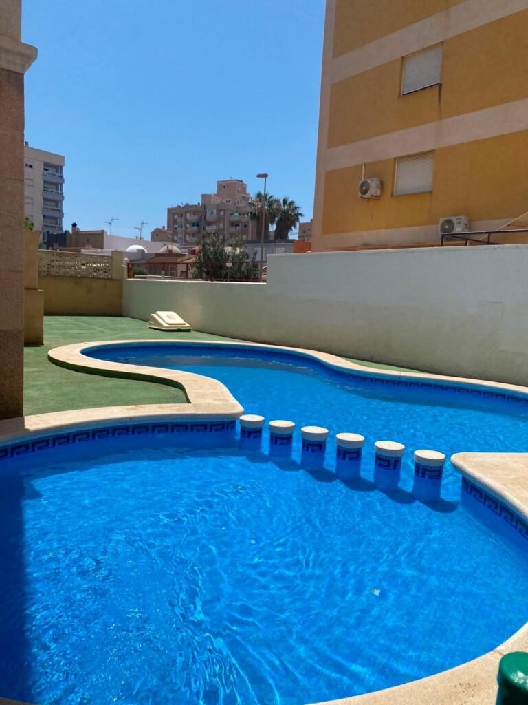 OCASION !! BONITO APARTAMENTO SEMIREFORMADO : 2 HAB, 1 BAÑO, VISTAS DESPEJADAS, SOLEADO, PARKING.