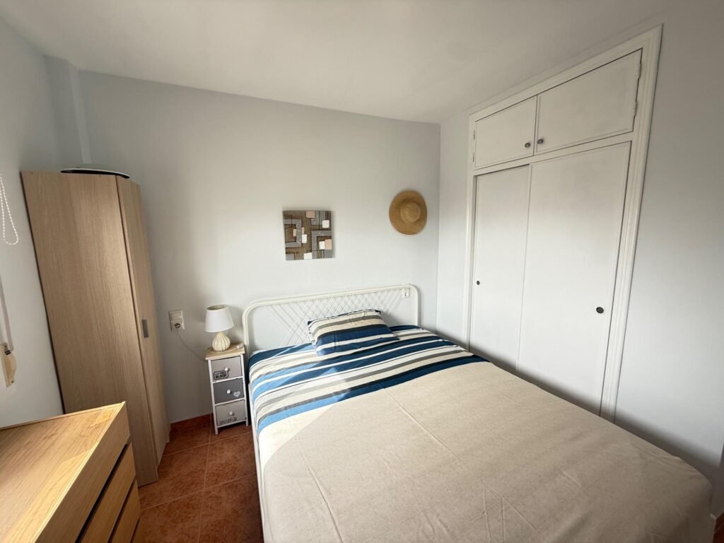 OCASION !! BONITO APARTAMENTO SEMIREFORMADO : 2 HAB, 1 BAÑO, VISTAS DESPEJADAS, SOLEADO, PARKING.