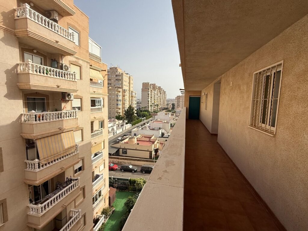 OCASION !! BONITO APARTAMENTO SEMIREFORMADO : 2 HAB, 1 BAÑO, VISTAS DESPEJADAS, SOLEADO, PARKING.