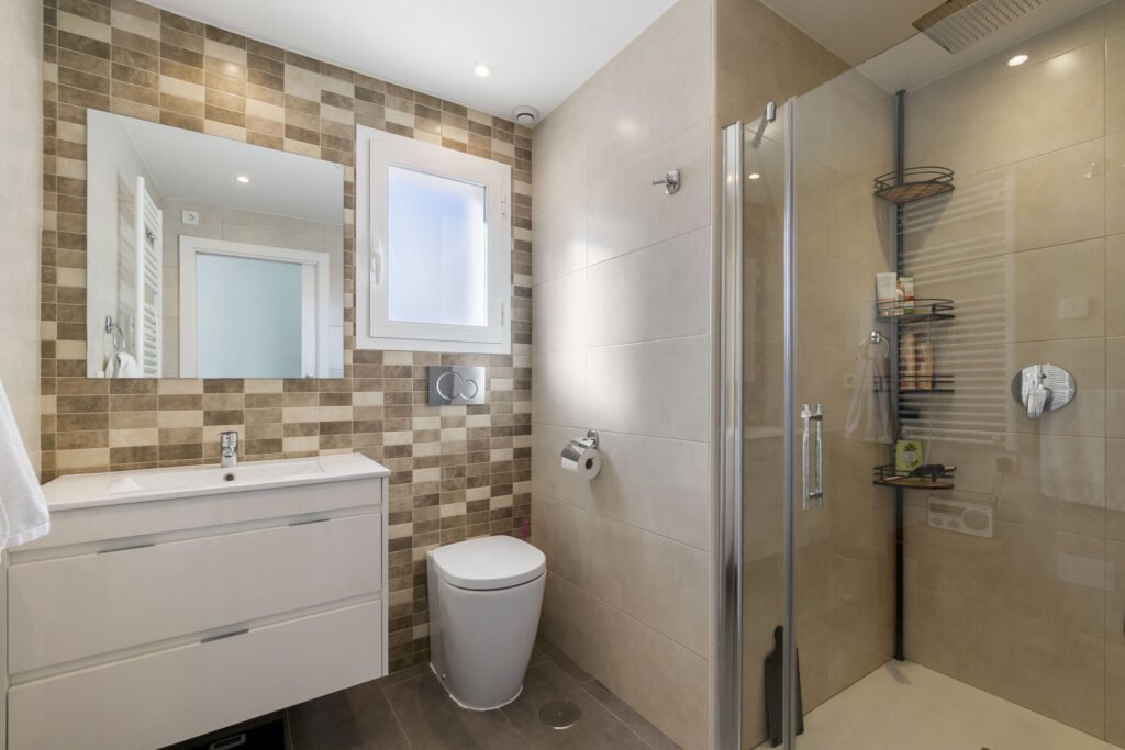 AURINKOINEN POHJAKERROKSEN ASUNTO