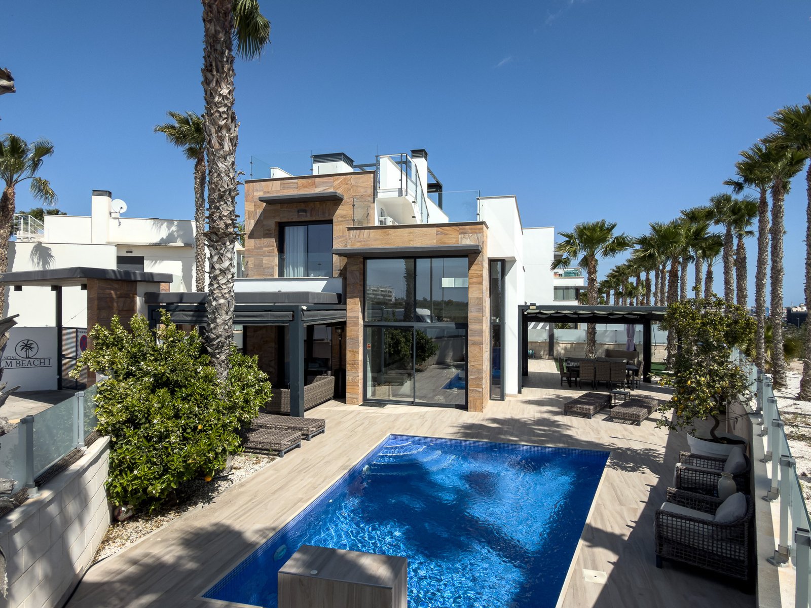 Elegante Luxusvilla mit privatem Pool!