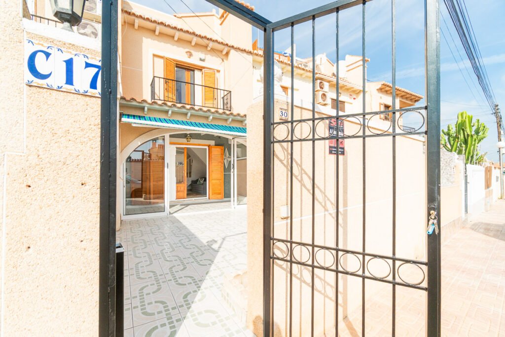 Townhouse duplex with private solarium in El Chaparral