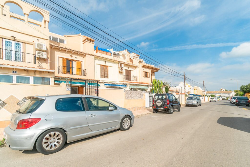 Townhouse duplex with private solarium in El Chaparral