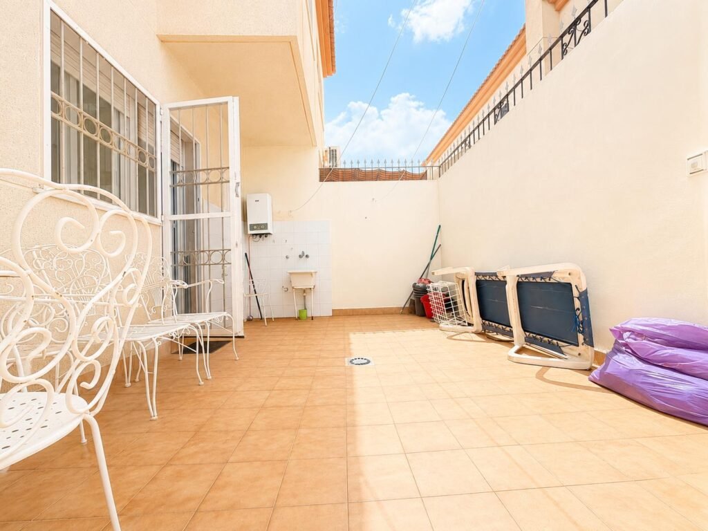 Valoisa paritalo isolla pihalla ja huippusijainnilla, Los Alcázares