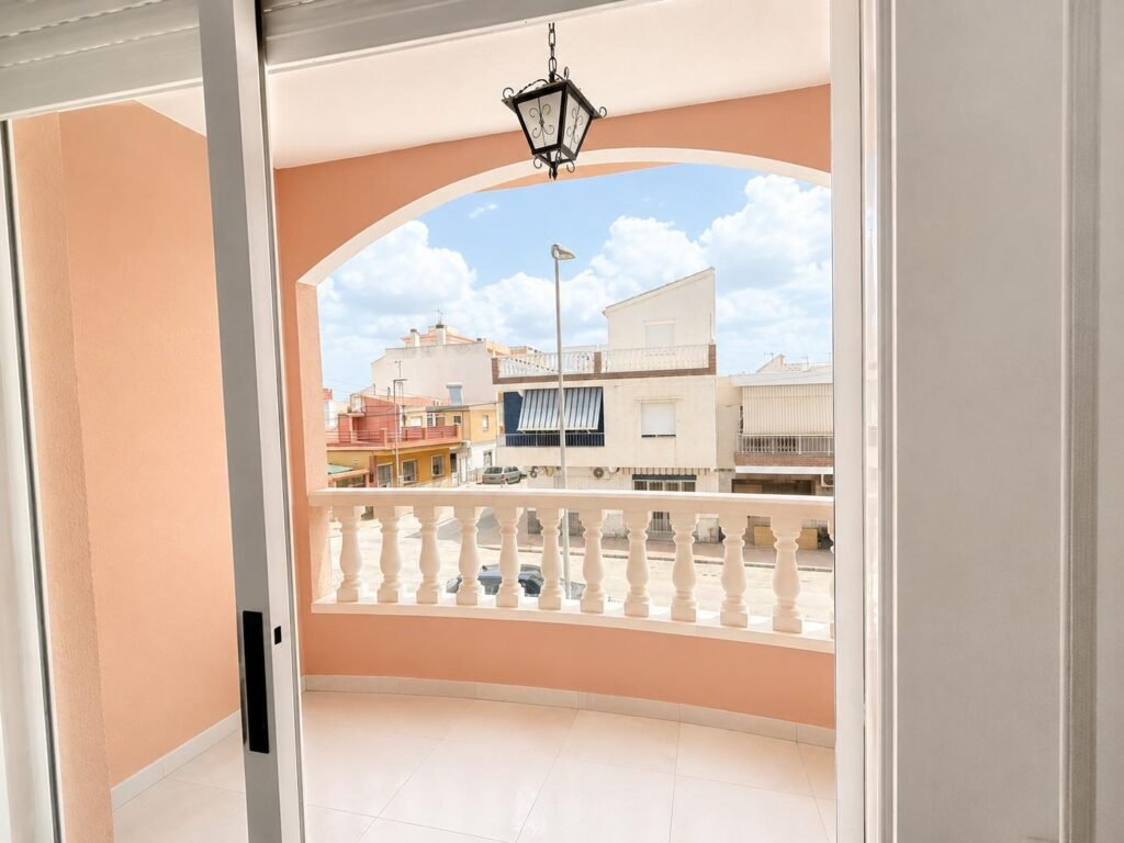 Valoisa paritalo isolla pihalla ja huippusijainnilla, Los Alcázares