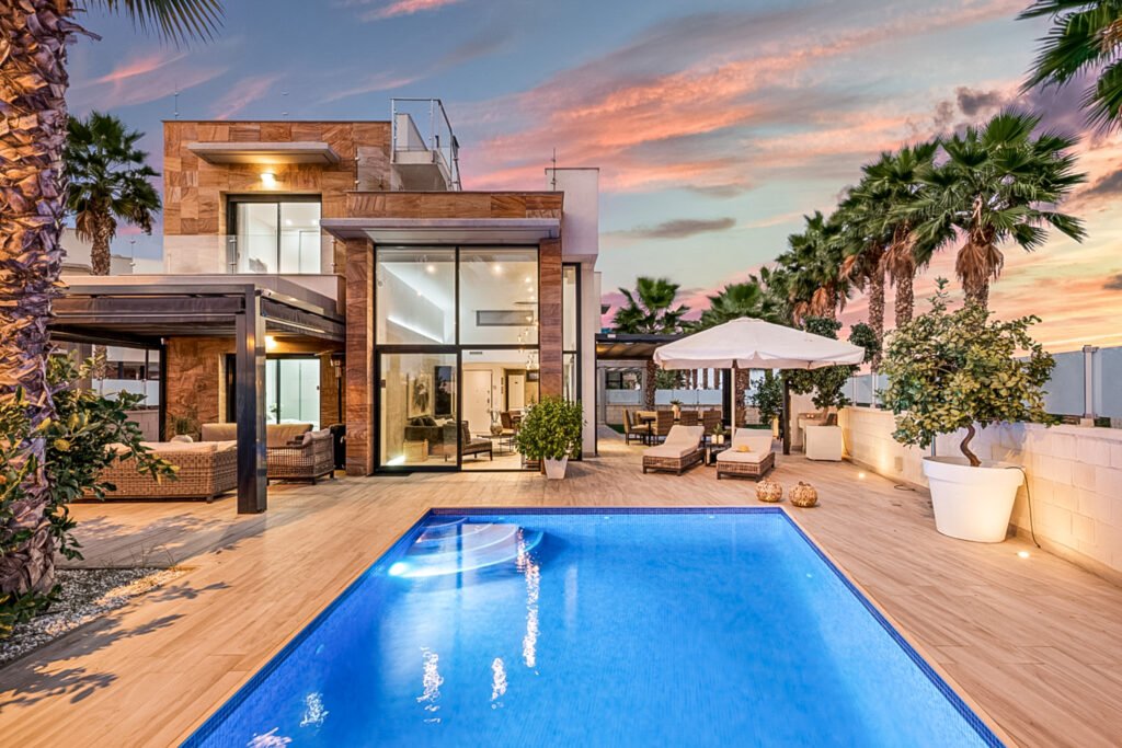 Стильная роскошная вилла с частным бассейном в престижном районе Lomas de Cabo Roig