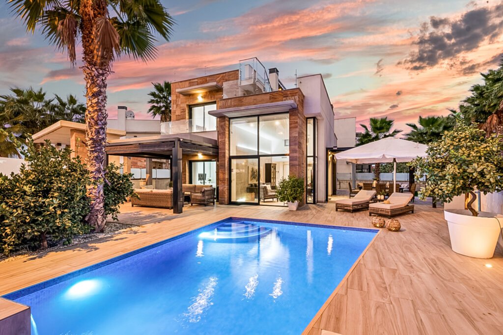 Стильная роскошная вилла с частным бассейном в престижном районе Lomas de Cabo Roig