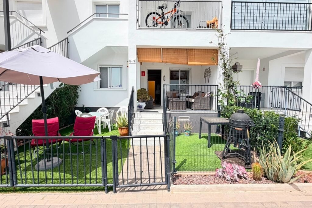 Vakker sørvendt leilighet på bakkeplan med privat hage og resort‑fasiliteter – Torrevieja