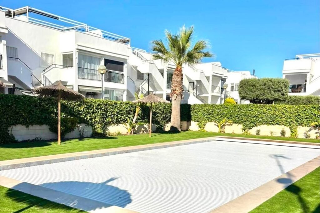 Vakker sørvendt leilighet på bakkeplan med privat hage og resort‑fasiliteter – Torrevieja