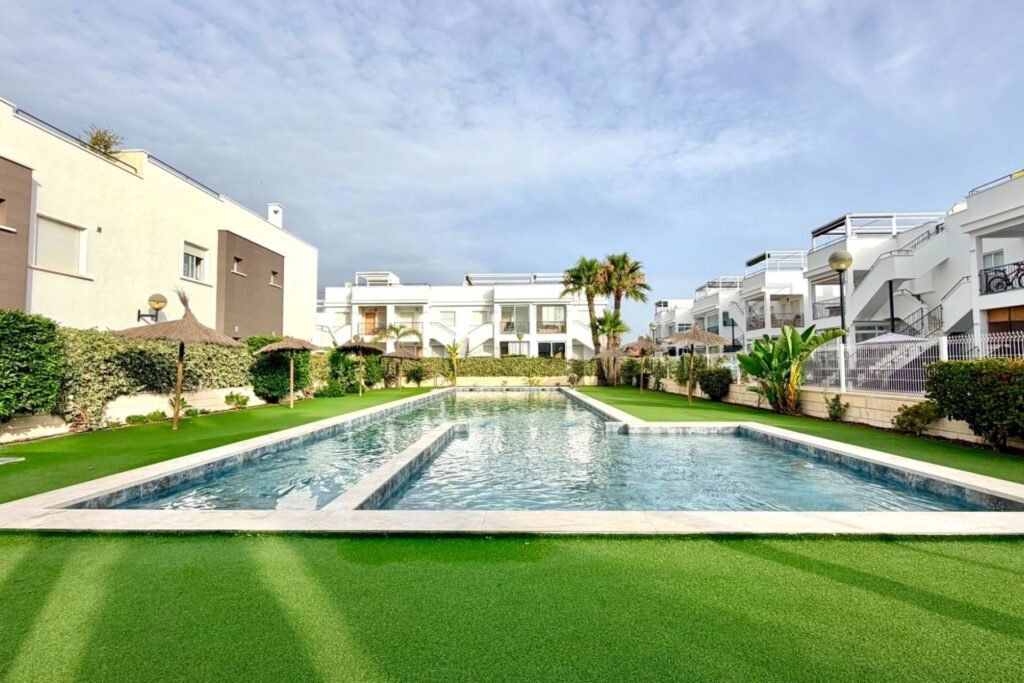 Vakker sørvendt leilighet på bakkeplan med privat hage og resort‑fasiliteter – Torrevieja
