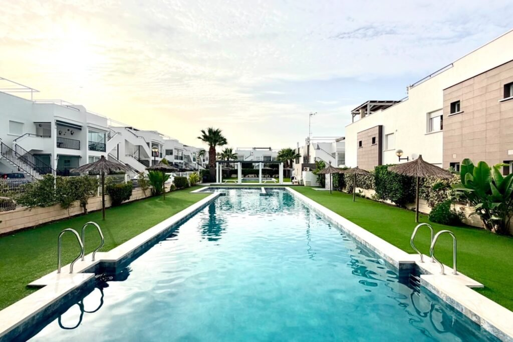 Vakker sørvendt leilighet på bakkeplan med privat hage og resort‑fasiliteter – Torrevieja