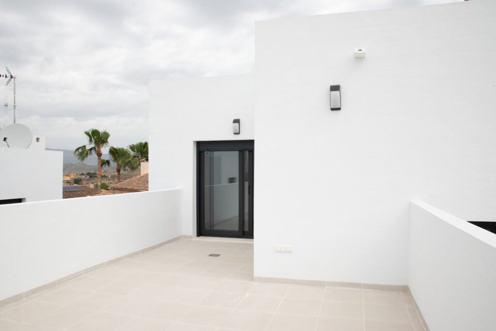 Maison neuve prête à vivre avec jardin privé à Busot – près d'Alicante et des plages