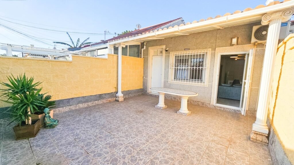 Single-level renovated terraced house