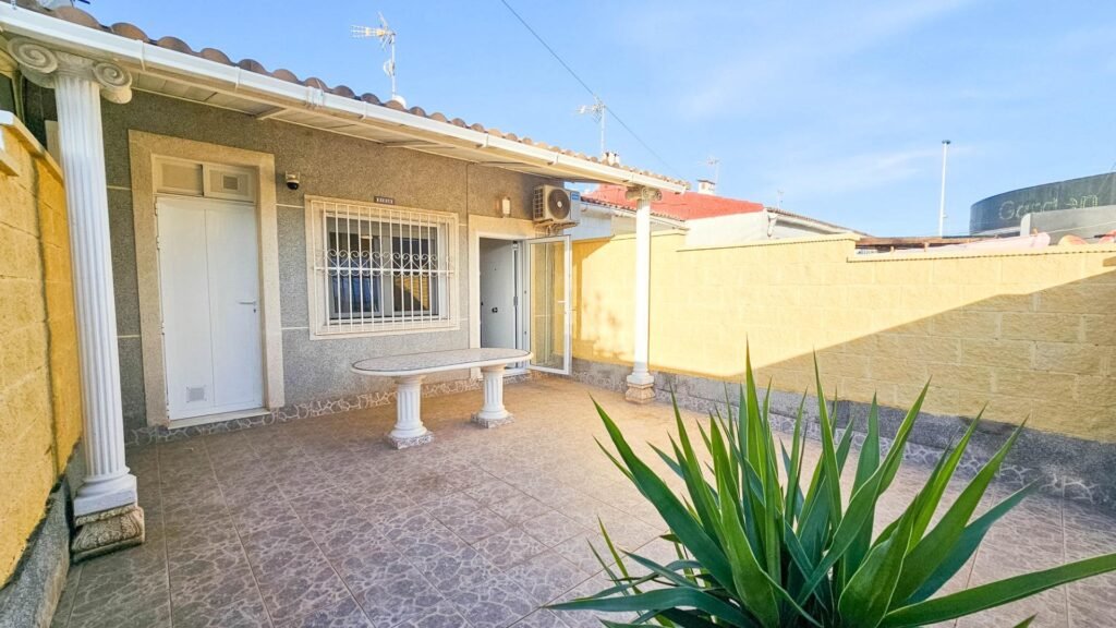 Single-level renovated terraced house