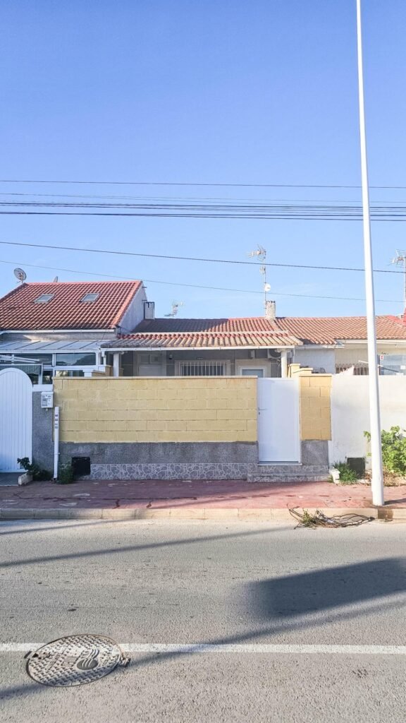 Single-level renovated terraced house