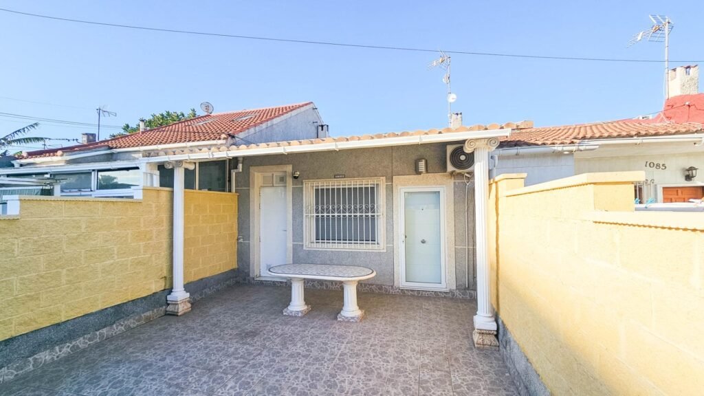 Single-level renovated terraced house