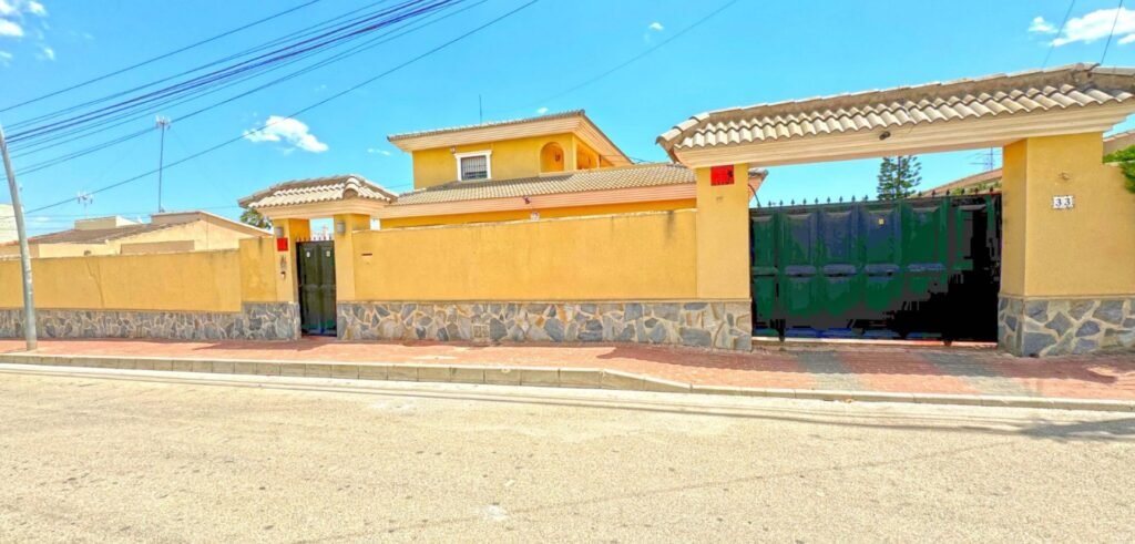 Ylellinen villa rauhallisella tontilla, Torrevieja