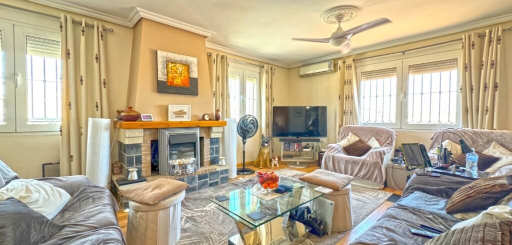 Ylellinen villa rauhallisella tontilla, Torrevieja