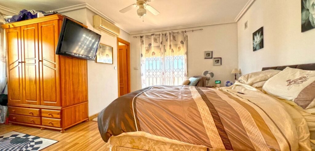 Ylellinen villa rauhallisella tontilla, Torrevieja