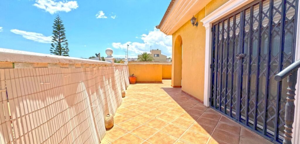 Ylellinen villa rauhallisella tontilla, Torrevieja