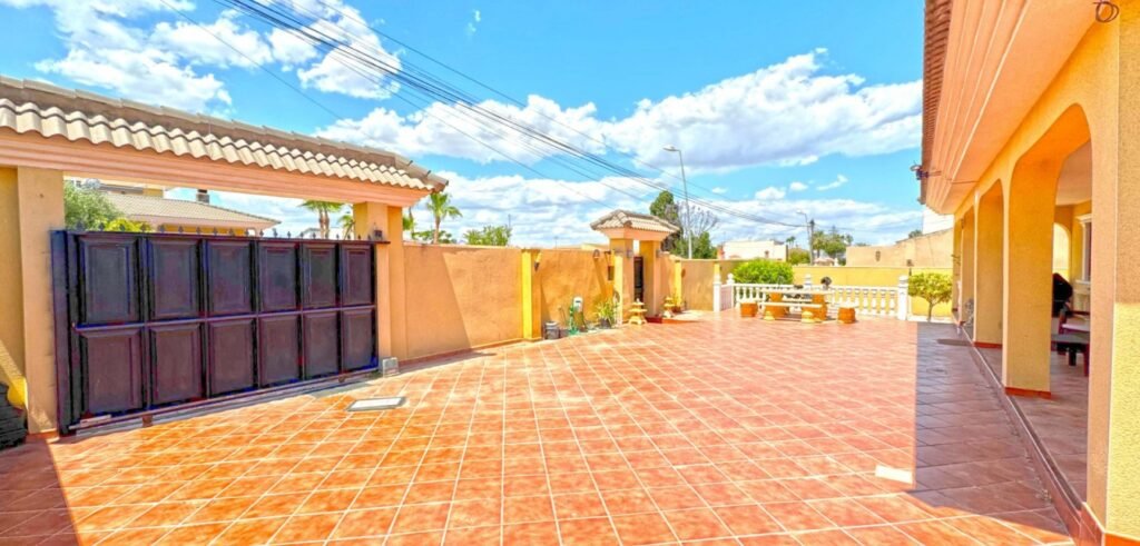 Ylellinen villa rauhallisella tontilla, Torrevieja