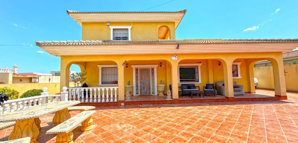 Ylellinen villa rauhallisella tontilla, Torrevieja