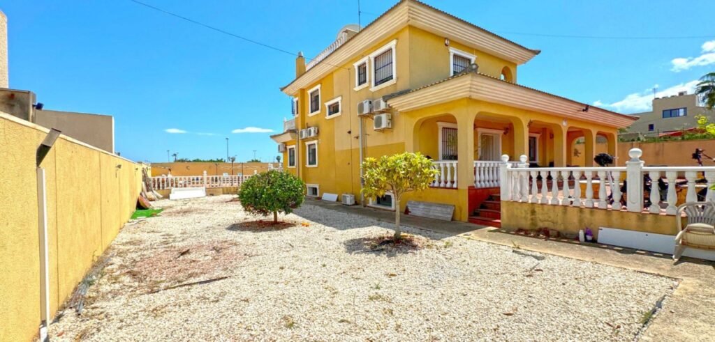 Ylellinen villa rauhallisella tontilla, Torrevieja