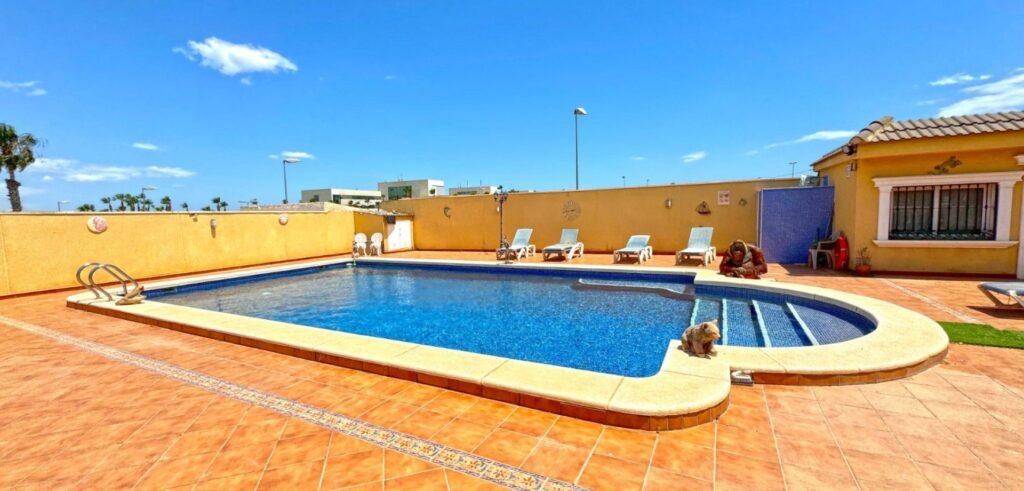 Ylellinen villa rauhallisella tontilla, Torrevieja